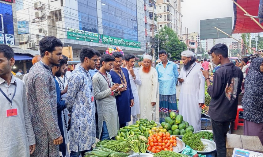 কুমিল্লায় দ্রব্যমূল্য নিয়ন্ত্রণে বাজার মনিটরিংয়ে শিক্ষার্থীরা